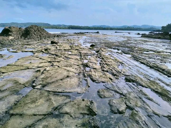 <b class="font-bara"><i class="bi bi-geo-fill h4"></i> JAPANESE ROCK FORMATION</b> <br/>Come and enjoy the natural beauty of our rock formation located at Purok 1 Tawagan, Cagwait, Surigao del Sur.